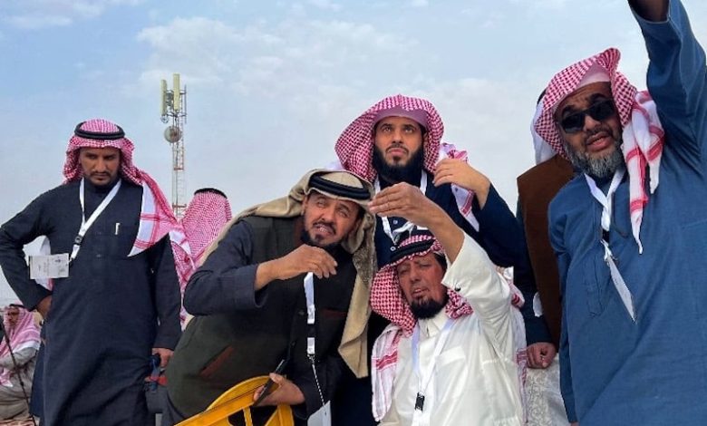 تلمُّس هلال القمر في قلب صحراء السعودية.. وراثة وتركيز وحِدة بصر تلمُّس هلال القمر في قلب صحراء السعودية.. وراثة وتركيز وحِدة بصر
