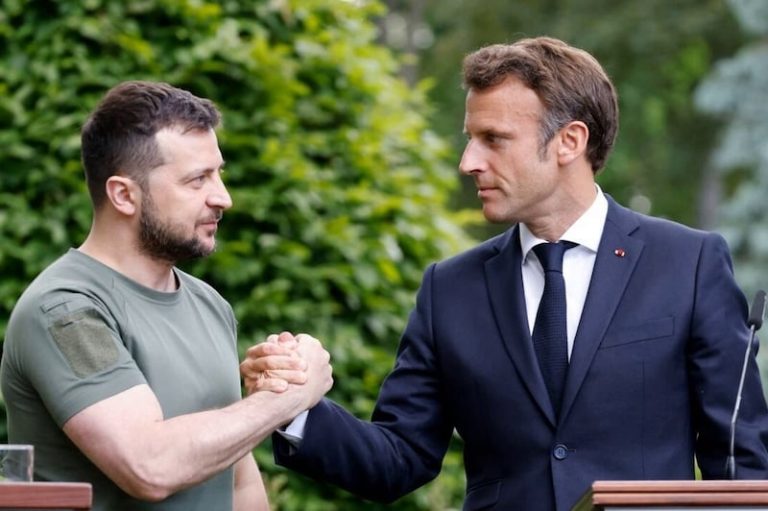 ماكرون: أوكرانيا تحارب بشجاعة