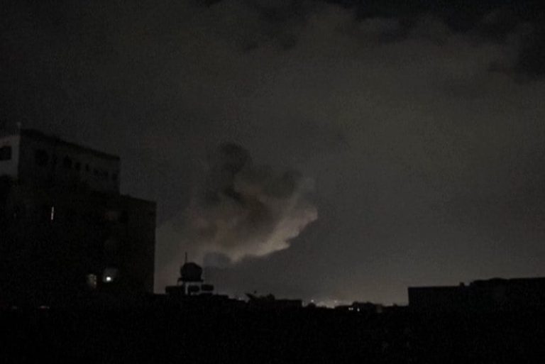 إيران تدين الضربات ضد الحوثيين