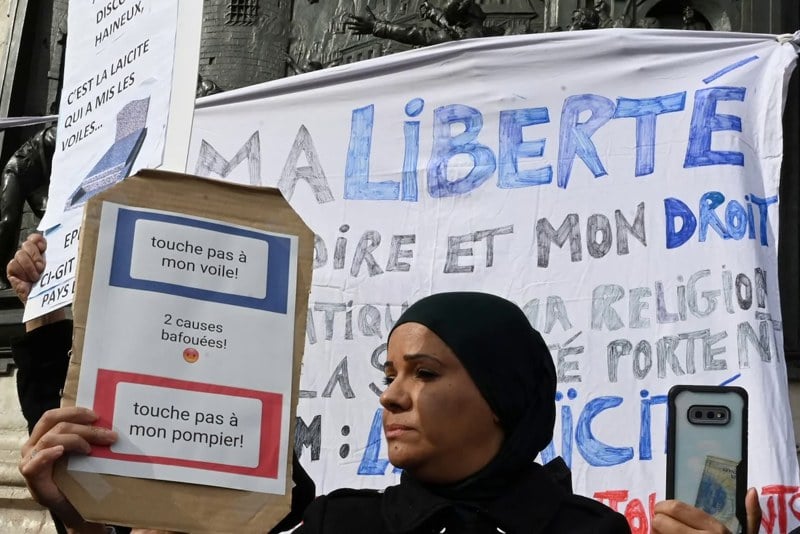 "تشدد اللائكية" يرفع حدة التوترات مع المسلمات المحجبات في فرنسا