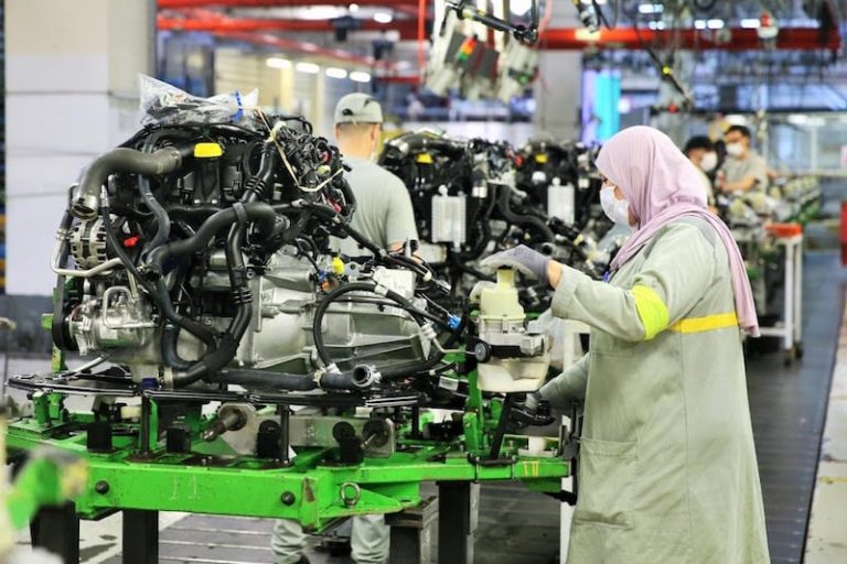 تقرير ينبه إلى نقص تمثيل النساء في صناعات التكنولوجيا والطيران بالمغرب