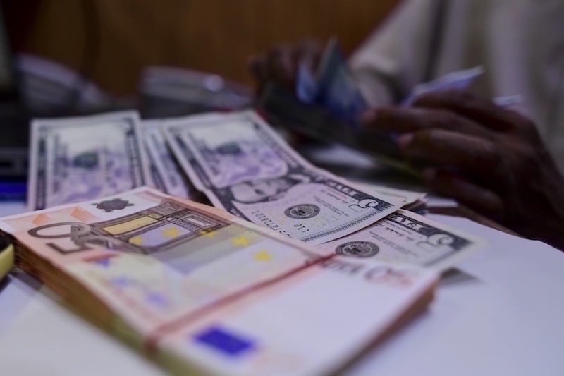 الدولار ينخفض 2.6 % أمام اليورو الدولار يتقلب بترقب رسوم ترامب