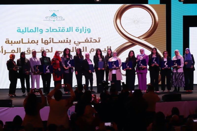 وزارة المالية تكرّم عطاءات موظفات.. فتاح تعد بترسيخ