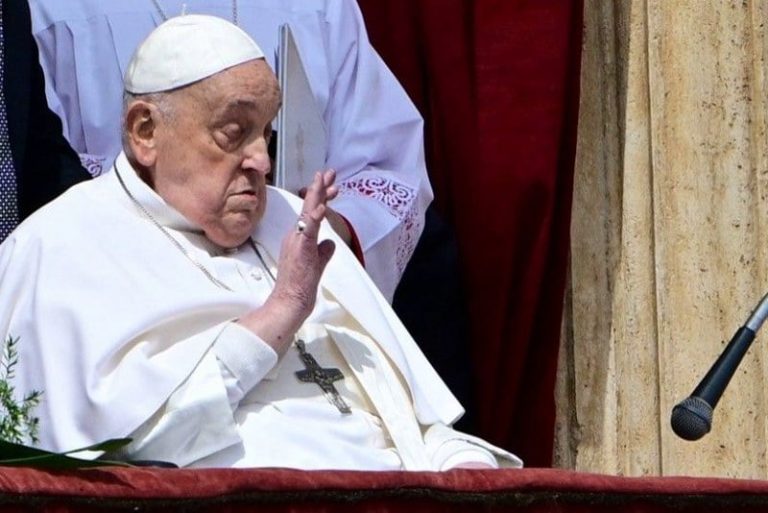 البابا فرنسيس يطل من شرفة الفاتيكان