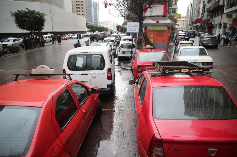 "الترخيص المباشر للمهنيين" يوحد نقابات سيارات الأجرة في عيد الشغل