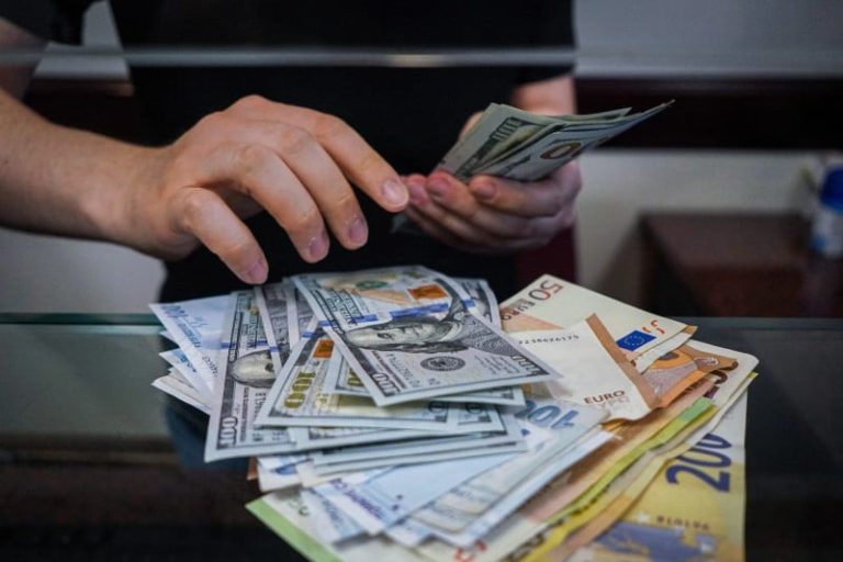 الدولار يواصل الهبوط والذهب يرتفع