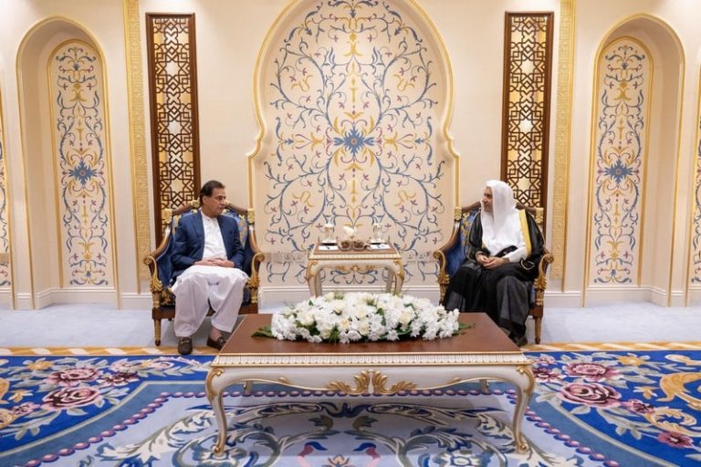 العيسى يستقبل رئيس برلمان باكستان