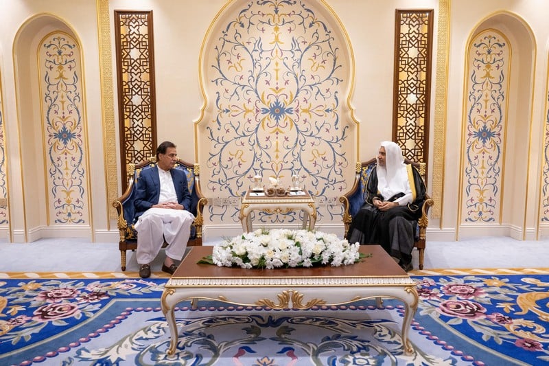 العيسى يستقبل رئيس برلمان باكستان