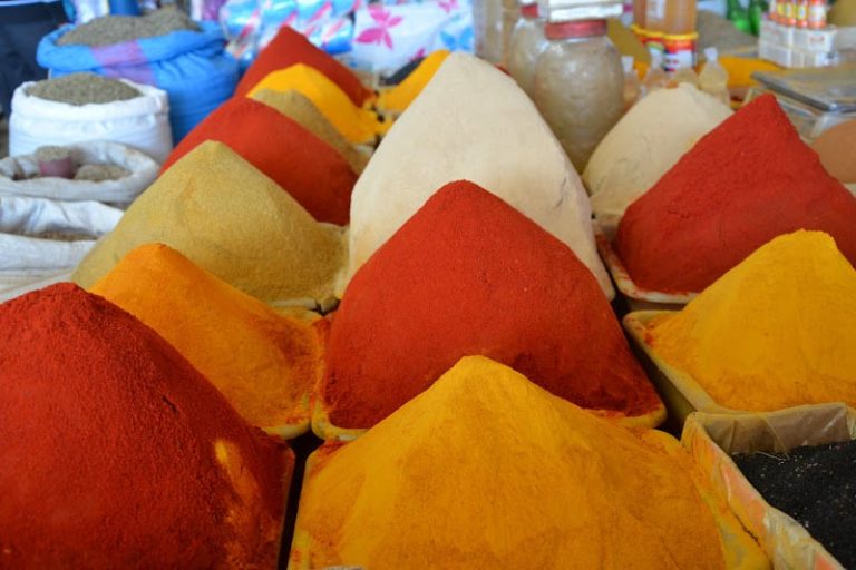 الفرقة الوطنية للجمارك تلاحق كبار مهربي التوابل إلى أسواق المغرب
