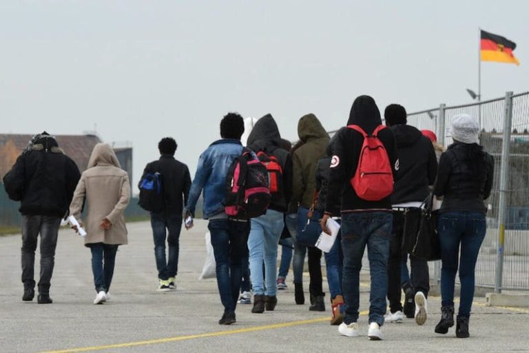 الهجرة الجديدة من "بلاد كانط".. خوف من المستقبل أم يأس من التغيير؟