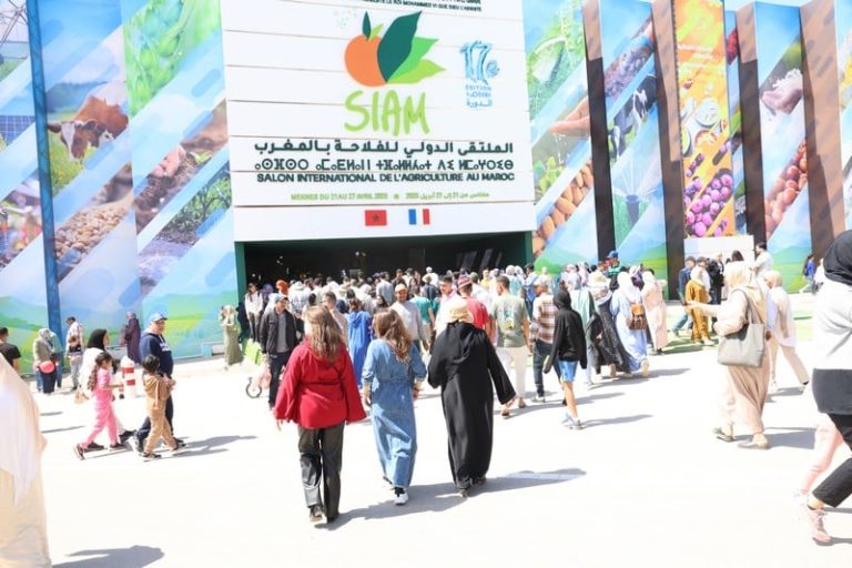 حشود بشرية تغمُر أقطاب