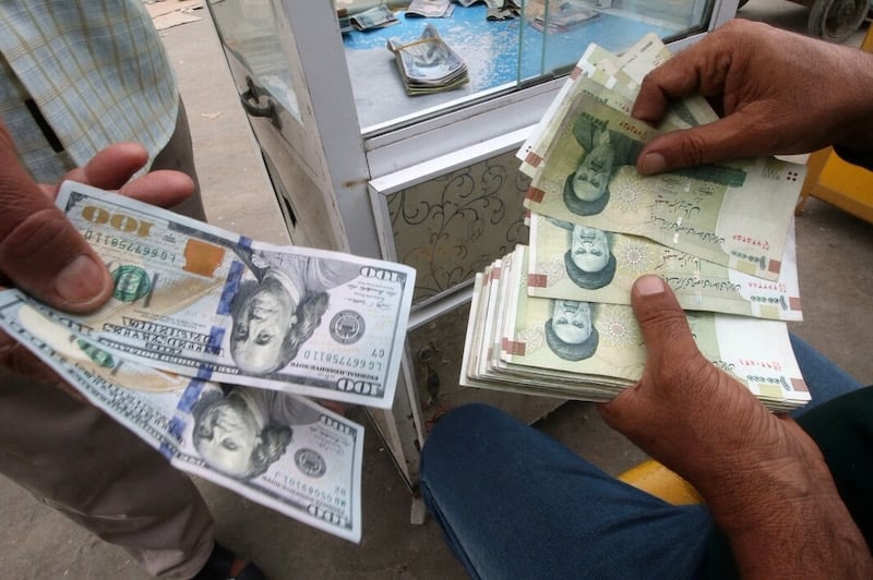 قيمة الريال الإيراني تنهار أمام الدولار قيمة الريال الإيراني تنهار أمام الدولار