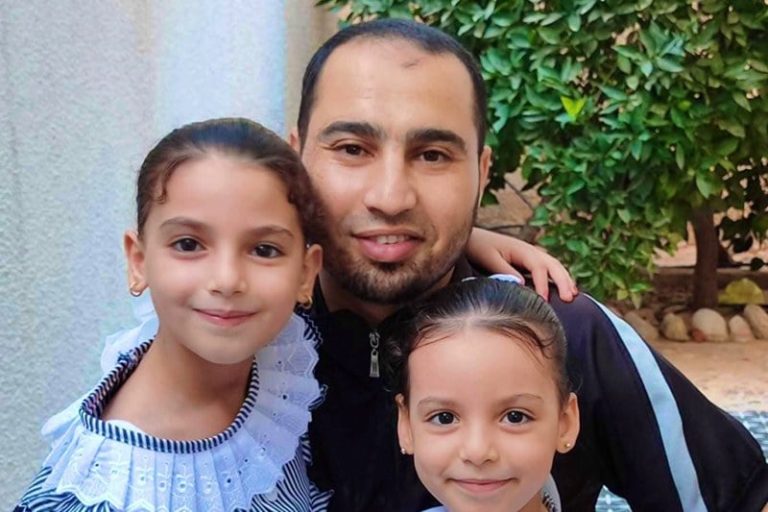 مقتل صحافي وعائلته في جنوب غزة