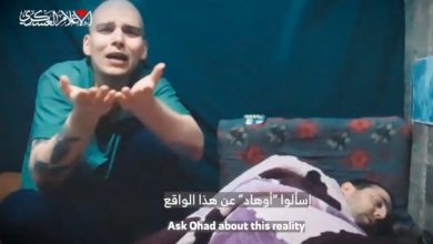 حماس تنشر فيديو لرهينتين إسرائيليين