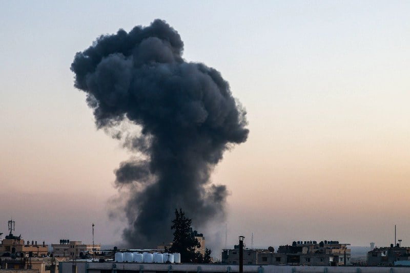 قصف منزل يخلف 11 قتيلا في غزة