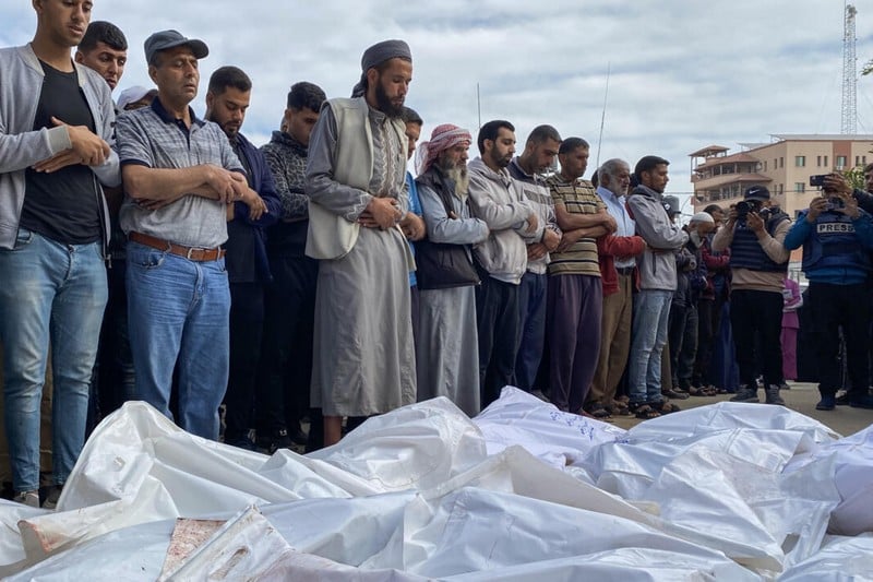 مأساة عائلة النجار في قطاع غزة .. أطفال متفحمون وأب يصارع للبقاء
