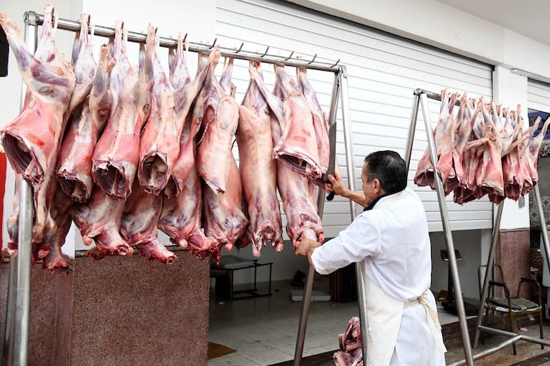 مهنيون: أسعار لحوم الأغنام تنخفض بـ 57% والأبقار بـ 30% في المغرب