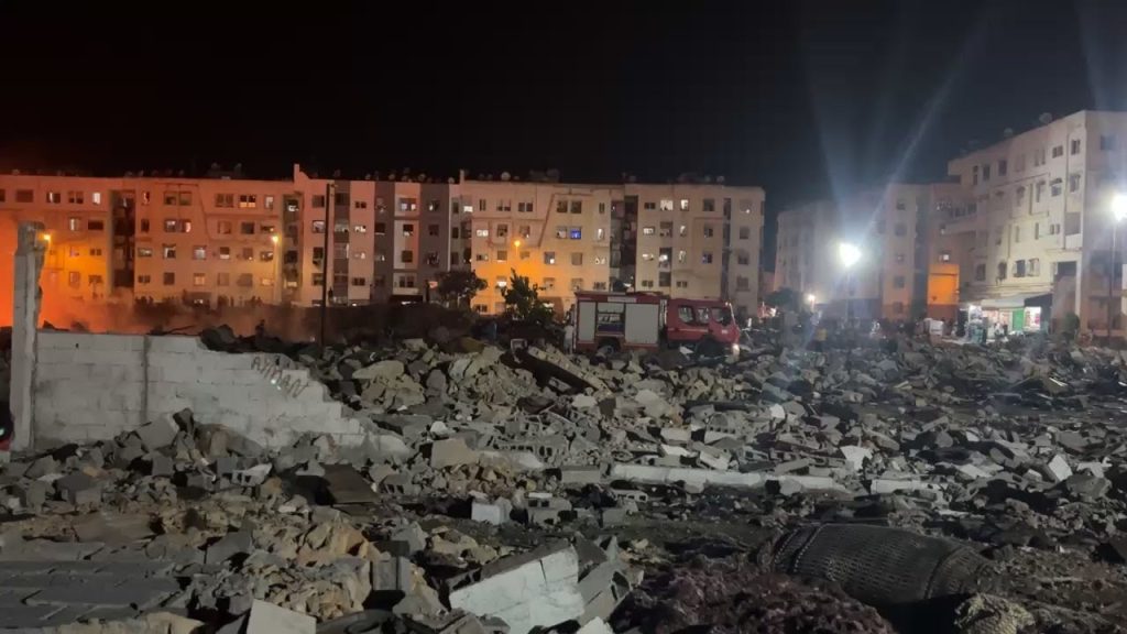 الدار البيضاء.. حريق مفاجئ وسط أنقاض سوق دالاس واستنفار للوقاية المدني