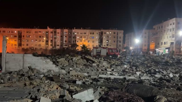 الدار البيضاء.. حريق مفاجئ وسط أنقاض سوق دالاس واستنفار للوقاية المدني