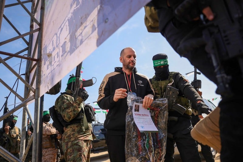 إسرائيل تحض "حماس" على قبول الهدنة إسرائيل تحض "حماس" على قبول الهدنة