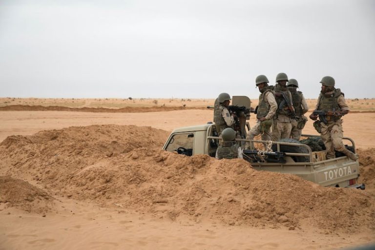 الجيش الموريتاني يطرد مهربي تندوف ويغلق الحدود الشمالية مع الجزائر