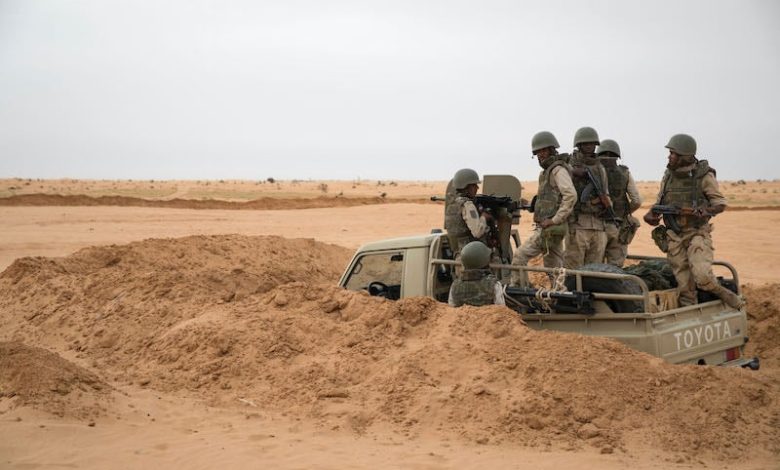 الجيش الموريتاني يطرد مهربي تندوف ويغلق الحدود الشمالية مع الجزائر الجيش الموريتاني يطرد مهربي تندوف ويغلق الحدود الشمالية مع الجزائر