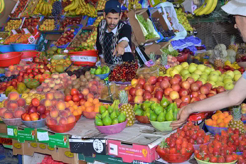 ثنائية العرض والطلب تلهب أسعار الفواكه الموسمية في أسواق المغرب