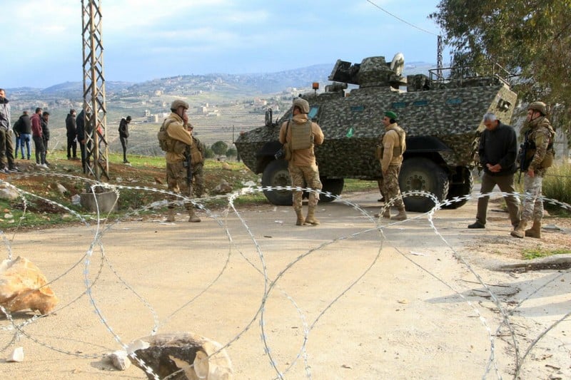 "حماس" تقوم بتسليم مطلق صواريخ "حماس" تقوم بتسليم مطلق صواريخ