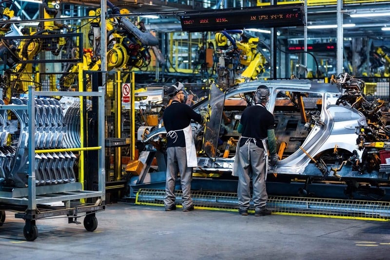 خسائر نيسان تسرح 15% من العمال خسائر نيسان تسرح 15% من العمال