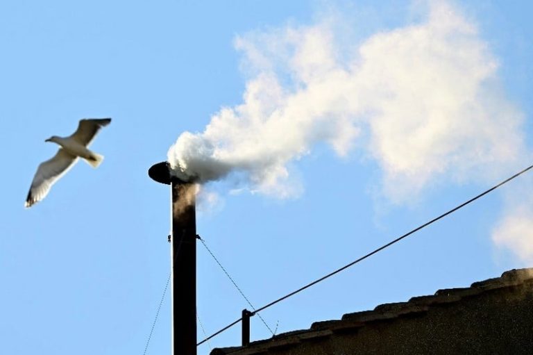 دخان أبيض يمهد لانتخاب بابا جديد