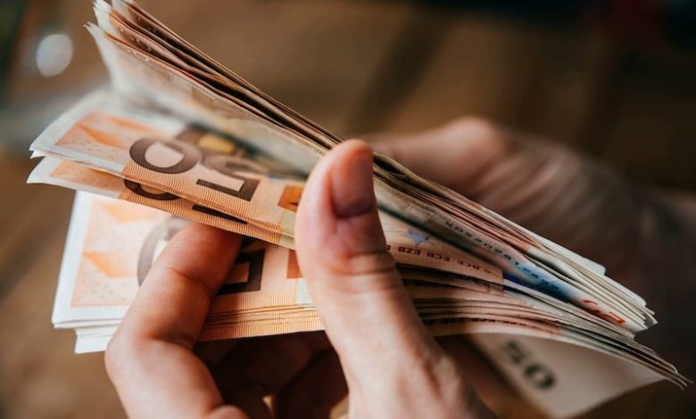 مكتب الصرف يشتبه في تورط