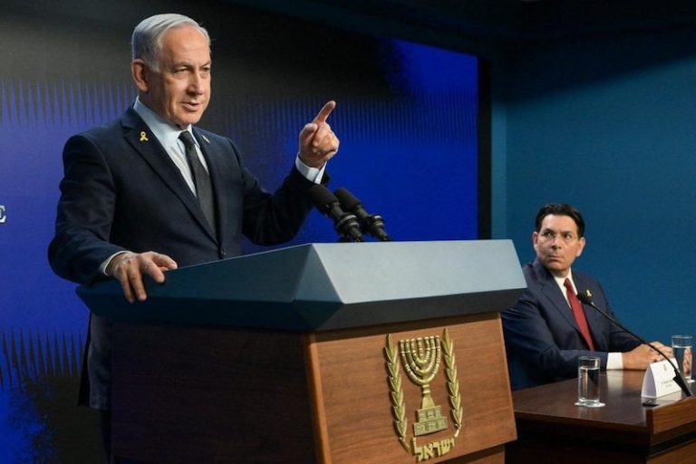 نتنياهو يحذر قطر من "لعب الحبلين"