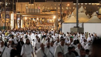 الحجاج يبدأون رمي الجمرات في منى