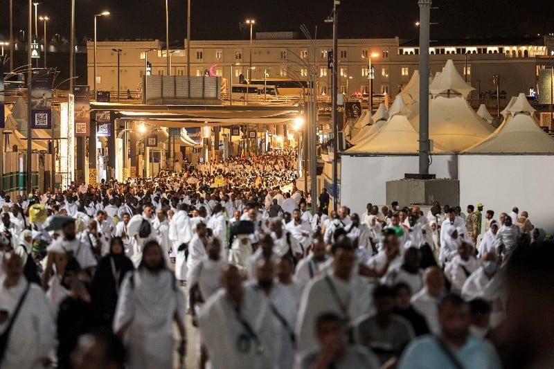 الحجاج يبدأون رمي الجمرات في منى