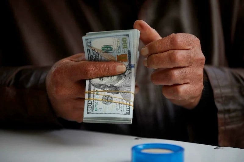 الدولار يهوي إلى أدنى مستوى منذ 2022