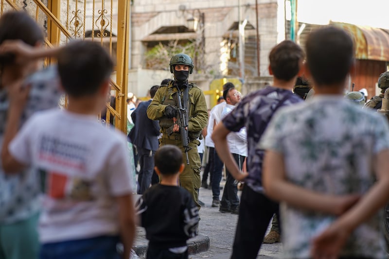 جيش إسرائيل يستخدم الفلسطينيين دروعا بشرية خشية الصواريخ الإيرانية