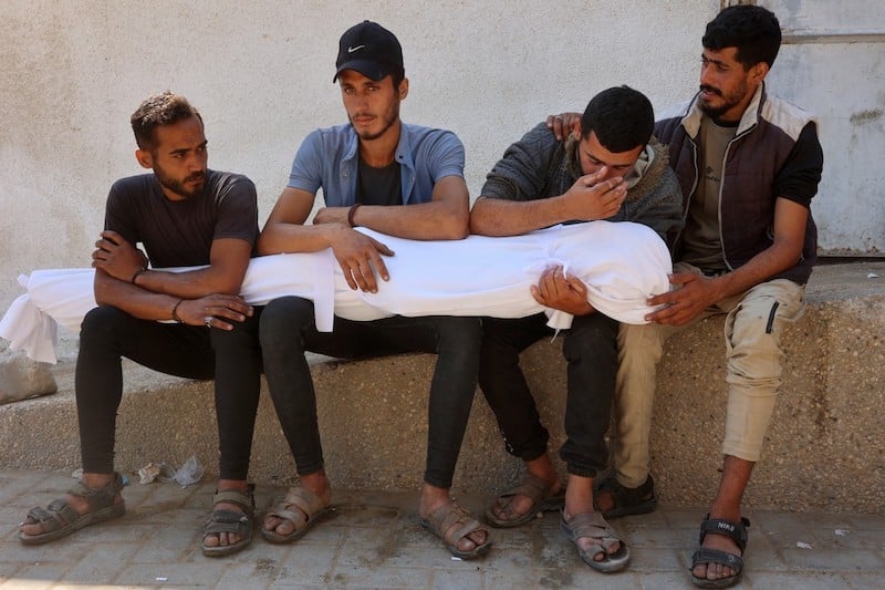 غارات تقتل عشرات الفلسطينيين بغزة