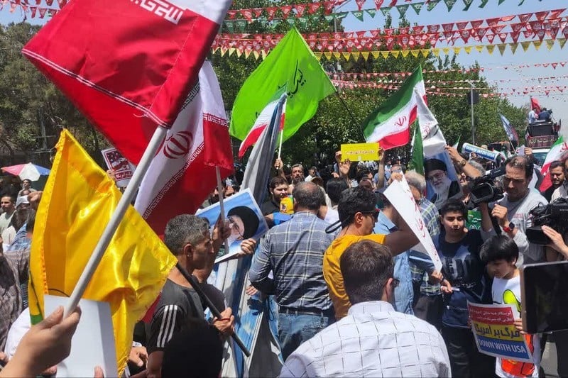 قصف قطر يخرج محتفلين في طهران