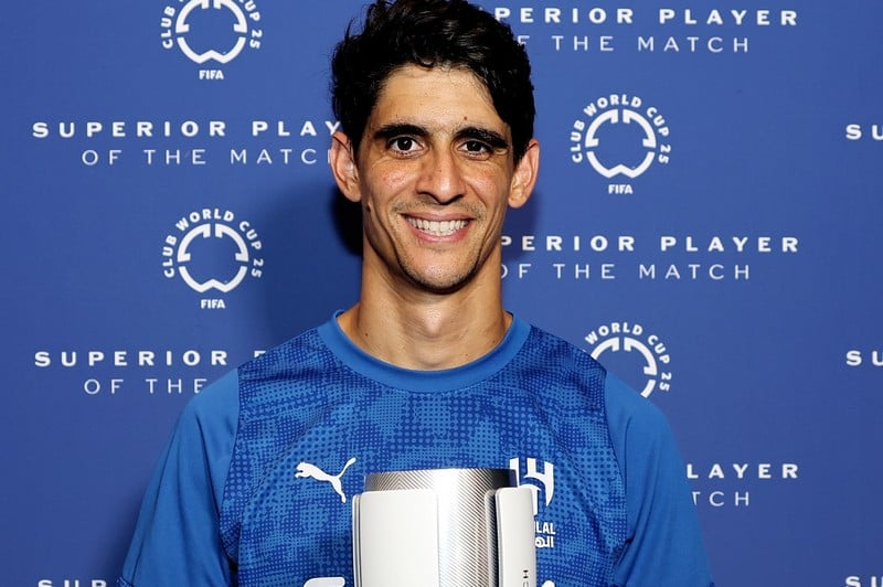 ياسين بونو يتفوق على نجوم الهلال