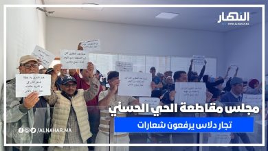 تجار سوق دلاس يرفعون الشعارات داخل دورة يونيو 2025 بمجلس مقاطعة الحي الحسني ويطالبون بحلول فورية