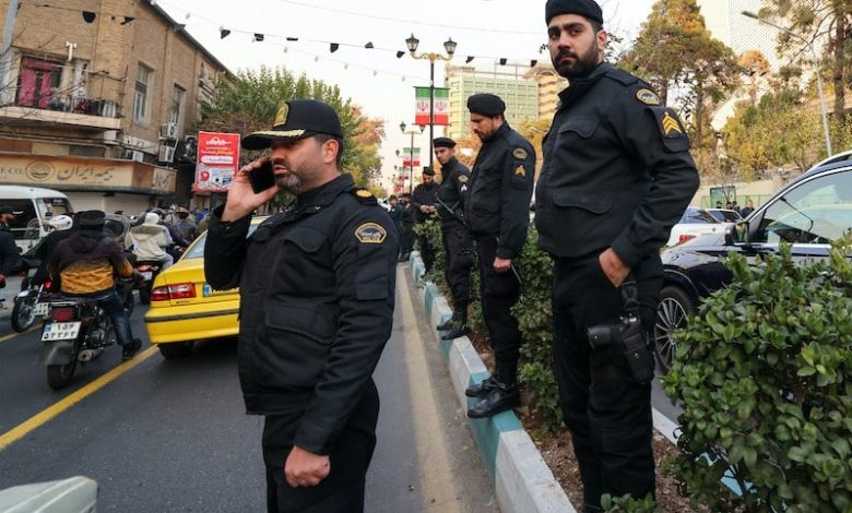 إيران تعلن اعتقال "عميلين للموساد" إيران تعلن اعتقال "عميلين للموساد"