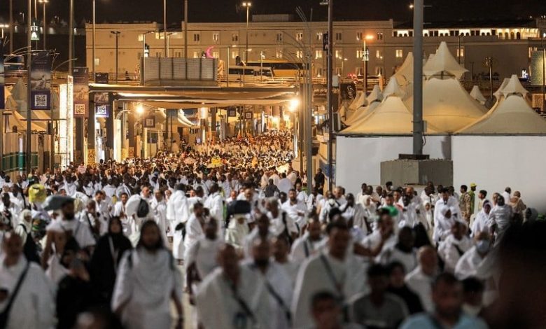 الحجاج يبدأون رمي الجمرات في منى الحجاج يبدأون رمي الجمرات في منى