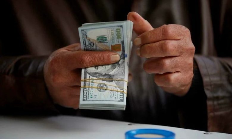 الدولار يهوي إلى أدنى مستوى منذ 2022 الدولار يهوي إلى أدنى مستوى منذ 2022