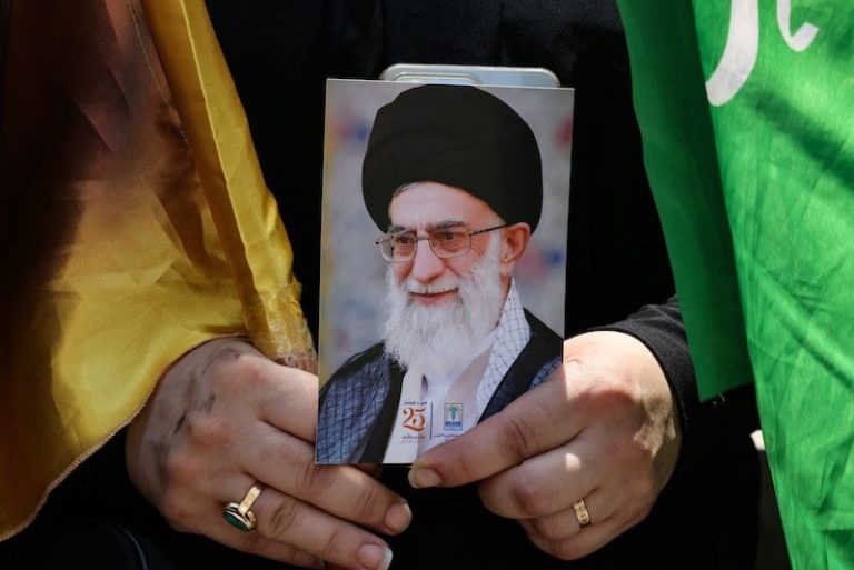المرشد الإيراني يختار 3 قادة لخلافته