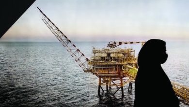 انخفاض أسعار النفط ينعش جيوب المستهلكين ويقلق الدول المصدّرة