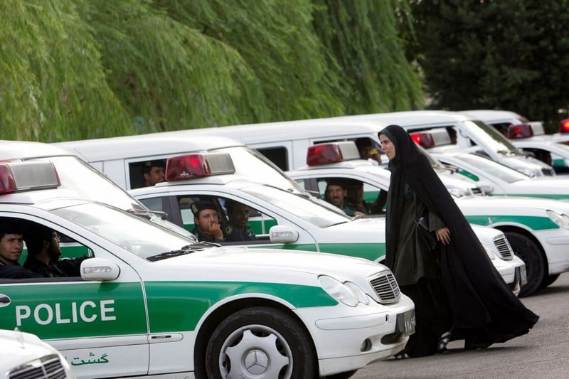 "تدمير النظام المقدس" يوقف إيرانيين "تدمير النظام المقدس" يوقف إيرانيين