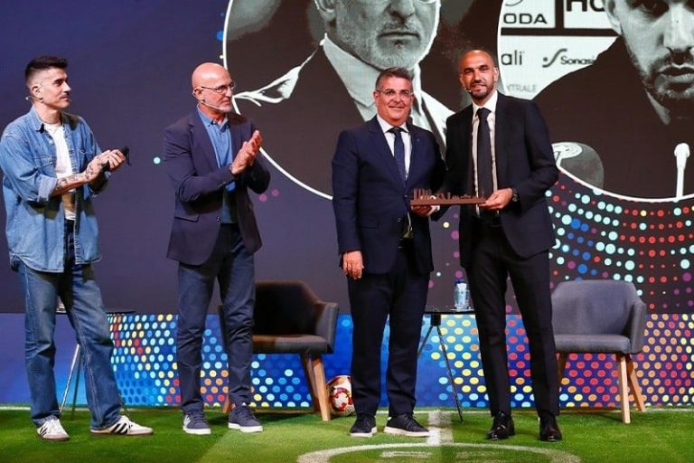 تكريم الركراكي في مؤتمر بمدريد