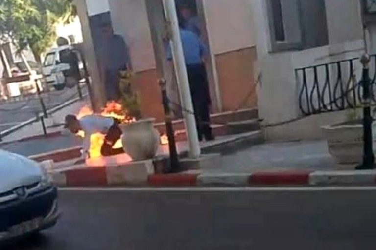 جزائري يحترق أمام مقر وزارة العدل