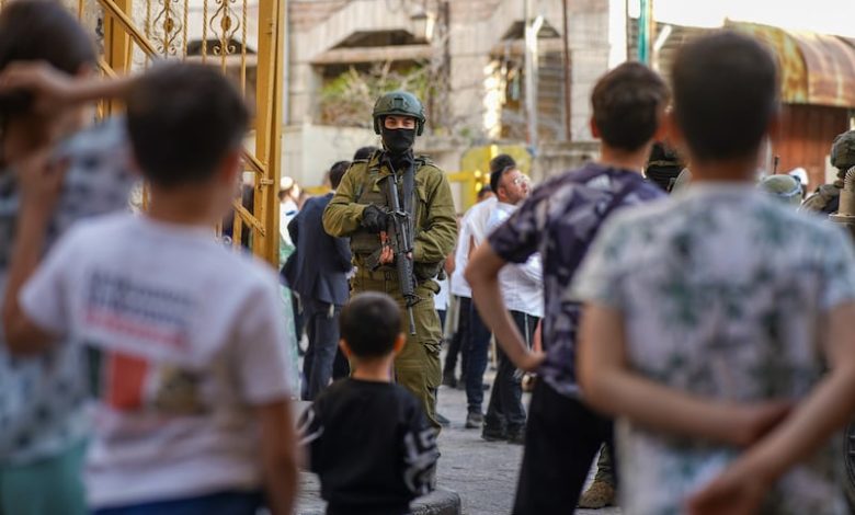 جيش إسرائيل يستخدم الفلسطينيين دروعا بشرية خشية الصواريخ الإيرانية جيش إسرائيل يستخدم الفلسطينيين دروعا بشرية خشية الصواريخ الإيرانية