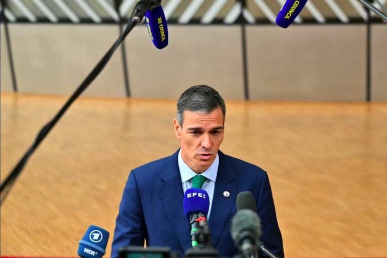 سانشيز: غزة تشهد "إبادة جماعية"
